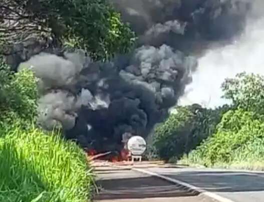 Motorista que morreu carbonizado em colis&atilde;o de carretas tinha 45 anos 