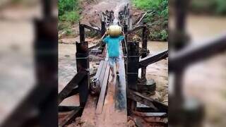 Ap&oacute;s ponte ser destru&iacute;da na chuva, pinguela &eacute; alternativa em zona rural 