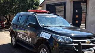 Viatura da Polícia Civil em frente a uma residência. (Foto: Divulgação | PCMS)