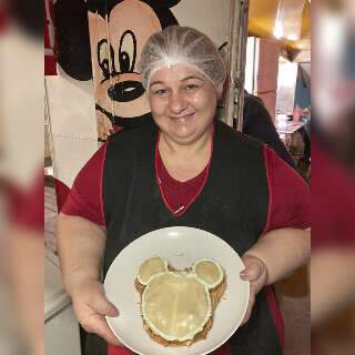 Suzana &eacute; t&atilde;o maluca pelo Mickey, que vende at&eacute; pastel com a cara dele