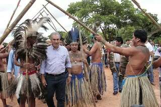 Governador sendo recepcionado por indígenas durante evento. (Foto: Arquivo/Divulgação)
