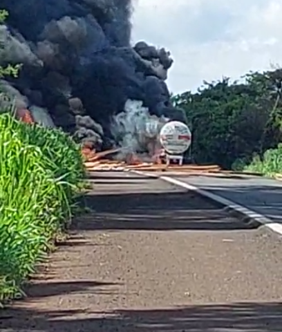  Motorista morre carbonizado e outro fica ferido em acidente com duas carretas