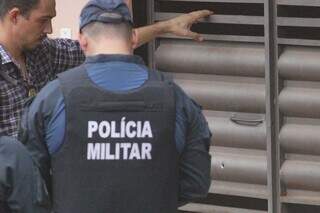 Marca de tiro ficou no portão da residência (Foto: Marcos Maluf)