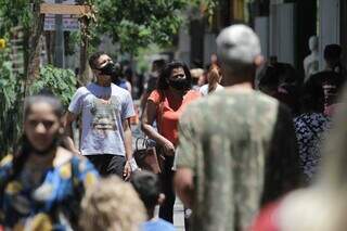 Movimento de pessoas no Centro da Capital nesta segunda-feira. (Foto: Marcos Maluf)