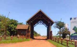 Entrada da fazenda onde ocorreu a queda do avião. (Foto: Tiago Apolinário/Da Hora Bataguassu)