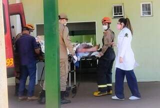 Piloto na maca entrando no hospital de Bataguassu. (Foto: Tiago Apolinário/Da Hora Bataguassu)