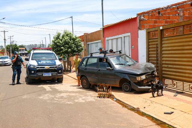 Condutor de 14 anos atropela m&atilde;e e filha, destr&oacute;i lixeira e abandona carro 