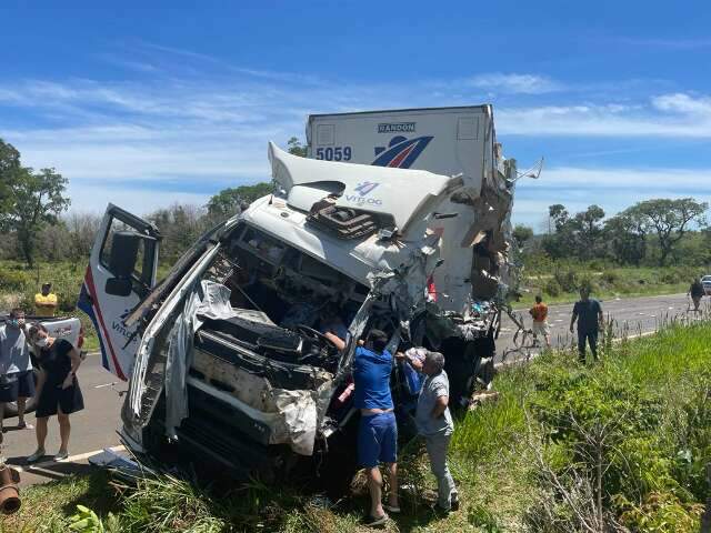 Motorista fica preso às ferragens depois de caminhões colidirem na MS