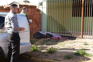 Corpo foi encontrado na calçada de uma casa da Rua Belém, no Jardim Imá (Foto: Kísie Ainoã)
