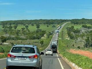 Trecho onde houve acidente está congestionado. (Foto: Lucimar Couto)