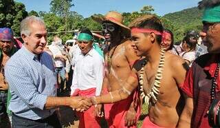 Governador Reinaldo Azambuja (PSDB), em visita à comunidade indígena. (Foto: Divulgação)