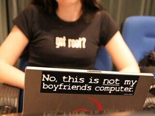 Aluna diante de um computador portátil. (Foto: Divulgação/MeninasProgramadoras)