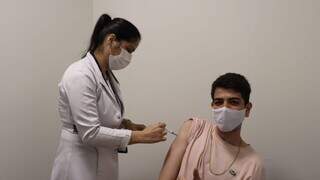Rapaz recebe dose da vacina contra o coronavírus na Capital. (Foto: PMCG)