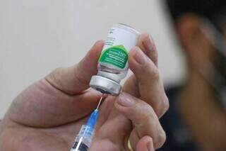 Vacina sendo preparada para aplicação. (Foto: Henrique Kawaminami)