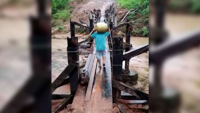 Ap&oacute;s ponte ser destru&iacute;da na chuva, pinguela &eacute; alternativa em zona rural 