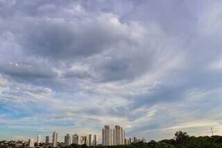 Céu da Capital com algumas nuvens na manhã desta segunda-feira. (Foto: Henrique Kawaminami)