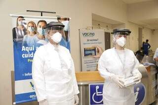 Profissionais de saúde em barreira sanitária para imunização no Aeroporto de Campo Grande. (Foto: Kísie Ainoã)