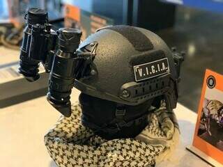 Binículo de visão noturna e capacete que serão entregues aos agentes da fronteira. (Foto: Sejusp)