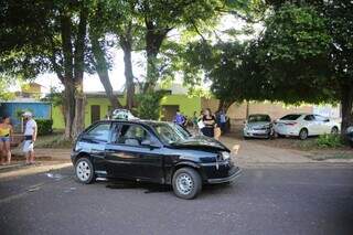 Carro atinge outros dois que estavam estacionados no Jockey Clube