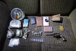 Drogas, celulares e arma apreendidos com Claudinei. (Foto: Divulgação/Choque)