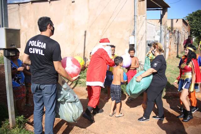 No cambur&atilde;o, presos d&atilde;o lugar a brinquedos para crian&ccedil;as em a&ccedil;&atilde;o da pol&iacute;cia