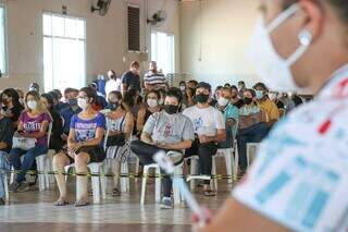 População na expectativa de receber a terceira dose na Seleta. (Foto: Henrique Kawaminami)