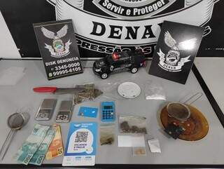 Drogas e outros ítens apreendidos com os traficantes. (Foto: Polícia Civil) 