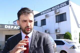 Delegado Gustavo Bueno afirma que reúne provas sobre crime. (Foto: Henrique Kawaminami)