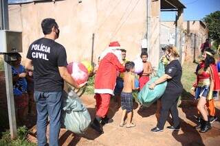 Doações realizadas esta tarde, na Vila Piratininga (Foto: Paulo Francis)