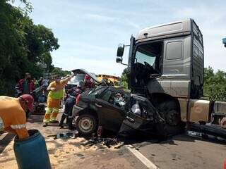 A colisão foi de frente entre o carro de passeio e o caminhão-cegonha. (Foto: Sidiney Assis, de Coxim)