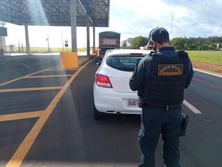 Policial militar rodoviário fiscalizando tráfego em rodovia de MS. (Foto: PMR) 