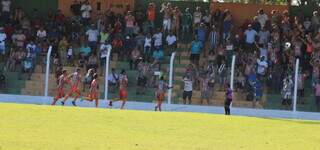 Jogadores do Naviraiense comemoram gol em jogo do Estadual. (Foto: Folha de Naviraí/Jr Lopes)