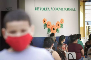 Pais em reunião na Escola Municipal Professor Vanderlei Rosa de Oliveira, onde assinaram termo optando ou não pela volta às aulas. (Foto: Arquivo/Marcos Maluf)