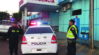 Policiais em frente à clínica particular, onde mulher e bebê estão internadas. (Foto: Diário Extra)