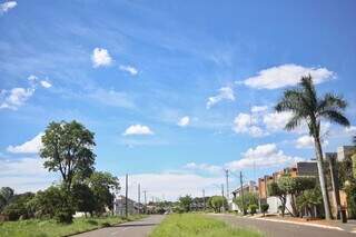 Em Campo Grande, dia permanece com céu ensolarado. (Foto: Paulo Francis)