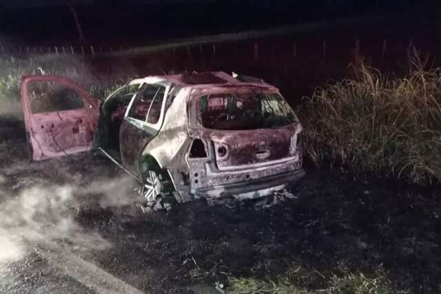 Homem morre depois de carro colidir em carreta e pegar fogo após show