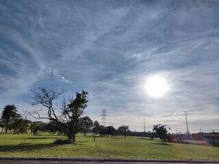 Sol com poucas nuvens visto da Avenida Ministro João Arinos, na Capital. (Foto: Mirian Machado)