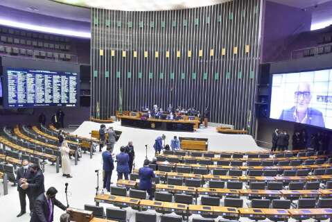 Deputados aprovam orçamento de 2022 com aumento para gastos sociais 