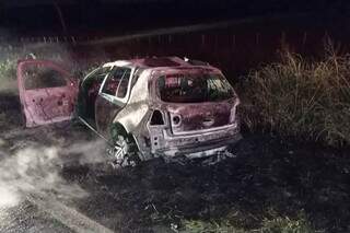 Volkswagen Golf pegou fogo depois de colidir em carreta e rodar na pista. (Foto: Divulgação)