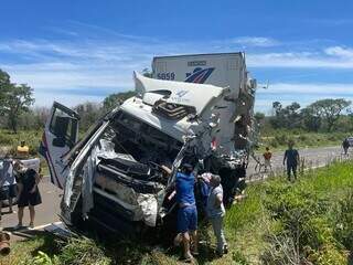 Motorista ficou preso entre as ferragens. (Foto: Lucimar Couto) 