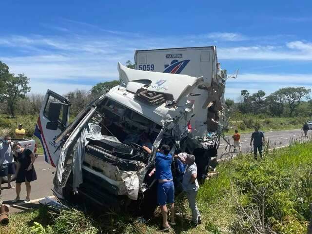 Condutor da carreta que ficou preso &agrave;s ferragens morre na Santa Casa 