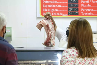 Cliente observa peça de carne em açougue de Campo Grande. (Foto: Kísie Ainoã/Arquivo)