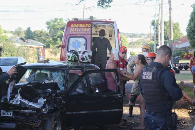 Carro atinge outros dois que estavam estacionados no Jockey Clube