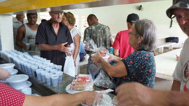Com entrega de marmitas, grupo espera atender 450 pessoas em situa&ccedil;&atilde;o de rua