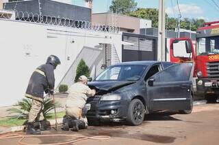 Militares fazem o combate do fogo no veículo (Foto: Paulo Francis)