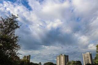 Céu com nuvens na manhã desta quarta-feira em Campo Grande. (Foto: Henrique Kawaminami)