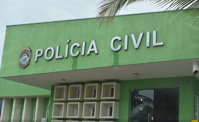 B&ecirc;bado, homem pula de carro em movimento no meio da rodovia