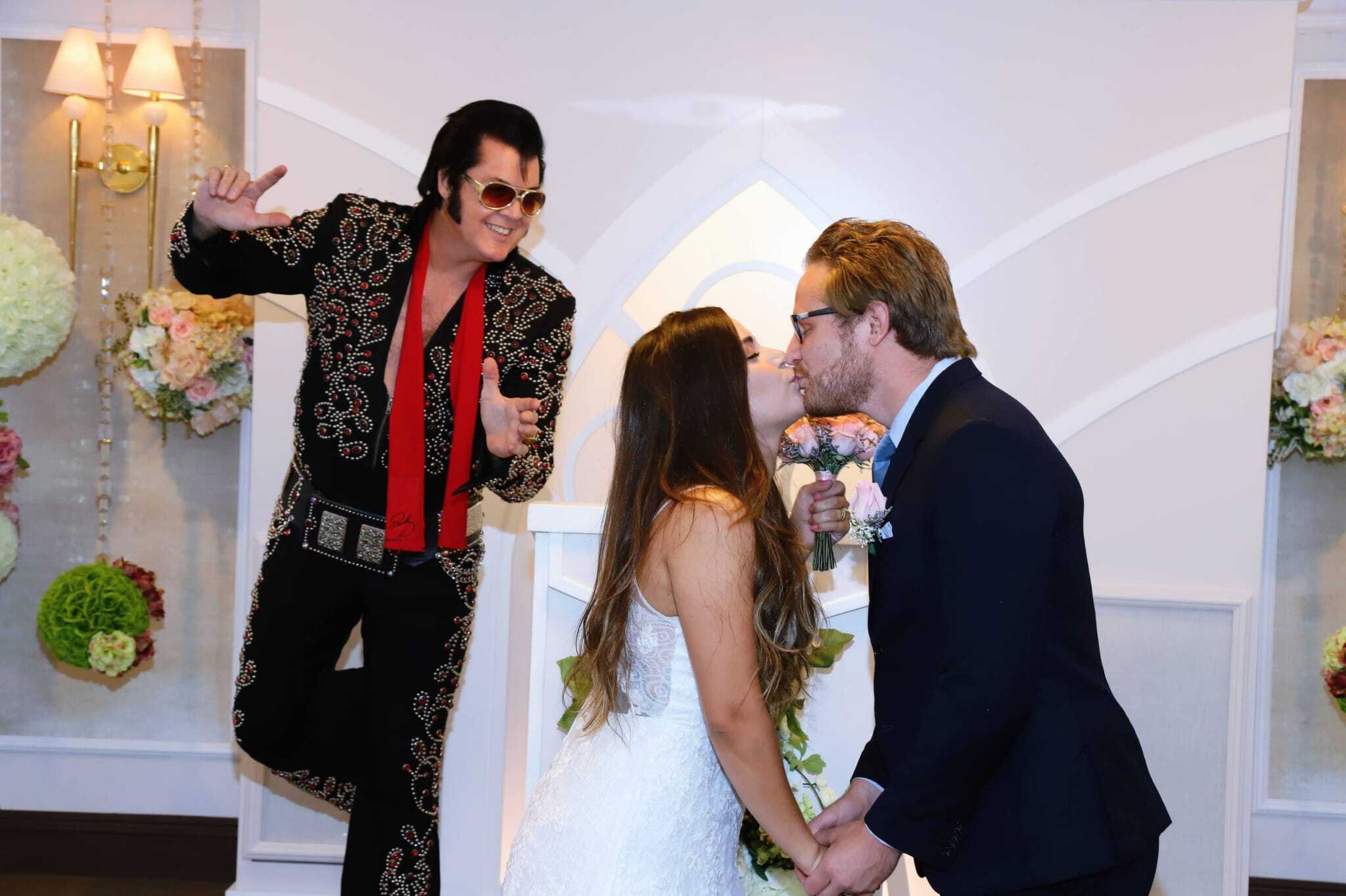 Em cerimônia ao ar livre, neta de Elvis Presley se casa; saiba mais