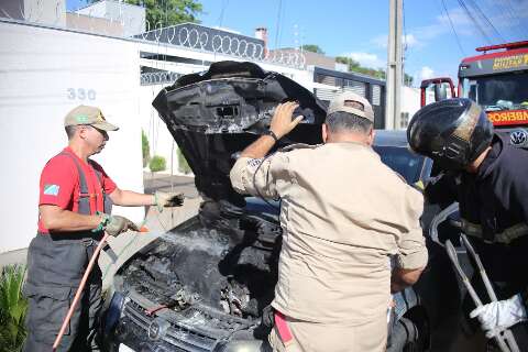 Motor de carro pega fogo e assusta motorista na Vila Nasser 