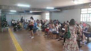 Pacientes enfrentam horas de espera para retirar medicamentos na Casa da Sa&uacute;de